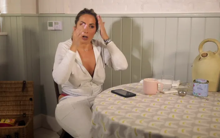 Paige Turnah: Hot British Babe Has No Cash to Pay Her Bill...