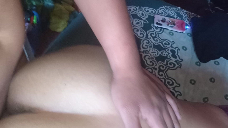 Eatrella j: Üniversiteli kız ucuz kumaşla yakalıyor