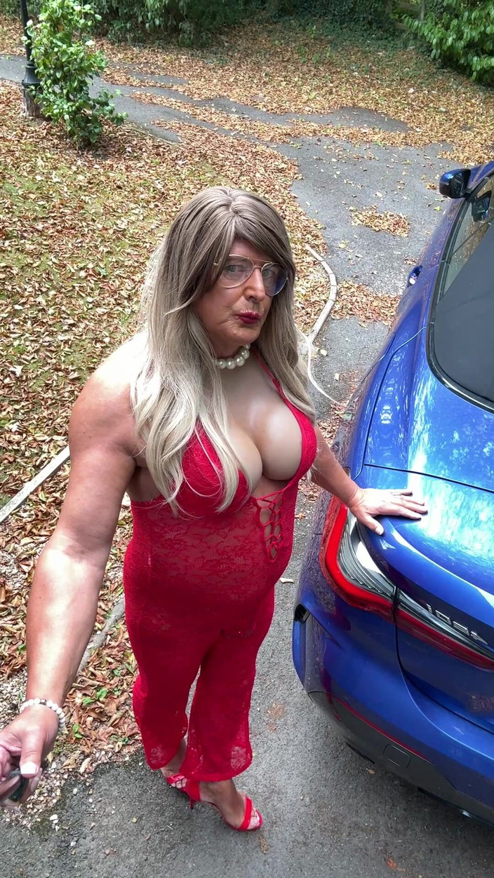 Kellycd2022: 섹시한 빨간 점프수트와 힐을 신은 섹시한 크로스드레서 Kellycd20222