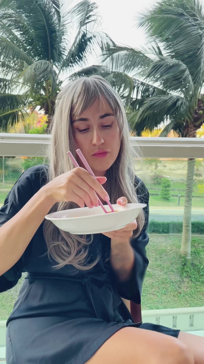 SexTravelers: Me- 섹시한 미녀 모델. 젓가락과 이국적인 과일