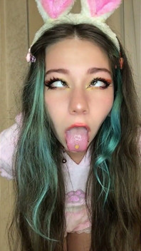 Roztomilá dívka tančí v růžovém obleku s uším.