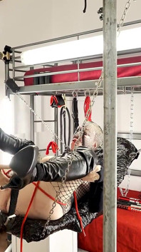 Detrás de escena de Miss Kika, sexo duro en sling - juego de cera