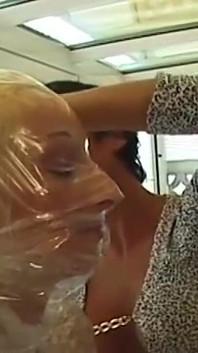 Si jalang blonde yang dibalut plastik dicungkil dan mengusik dengan telanjang