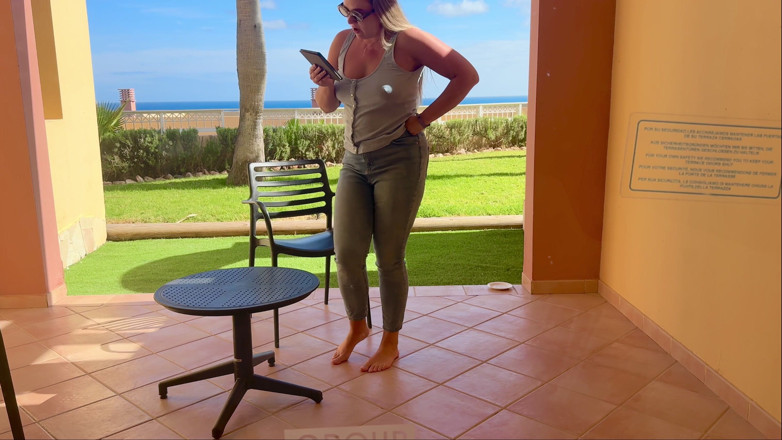 Emma Voyeur: Trancado Na Varanda - Desperate Piss in My Jeans