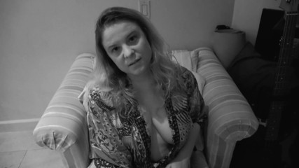 Erin Electra: Sex cu mama vitregă înainte de tabăra de vară