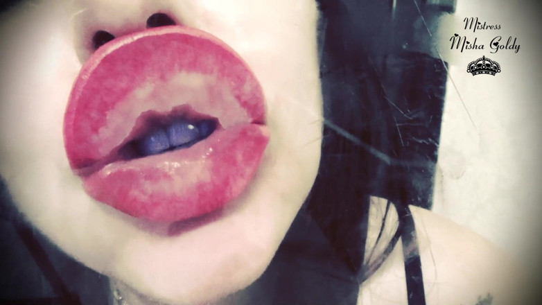 Goddess Misha Goldy: Czerwone usta drukują się na szkle i frenchkissing