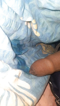 Hottypussy18: Razai'de başka bir banger mastürbasyon yapıyor