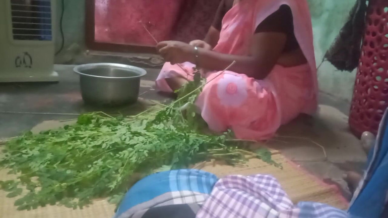 Priyanka314: Tante drückt möpse zu hause