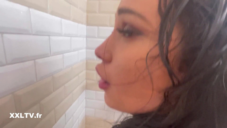 XXLTVFR: Bellucci के साथ शरारती शावर
