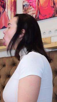 Ik kon mijn geile buurvrouw niet weigeren om hem te helpen. Milf mondneukpartij en orale creampie