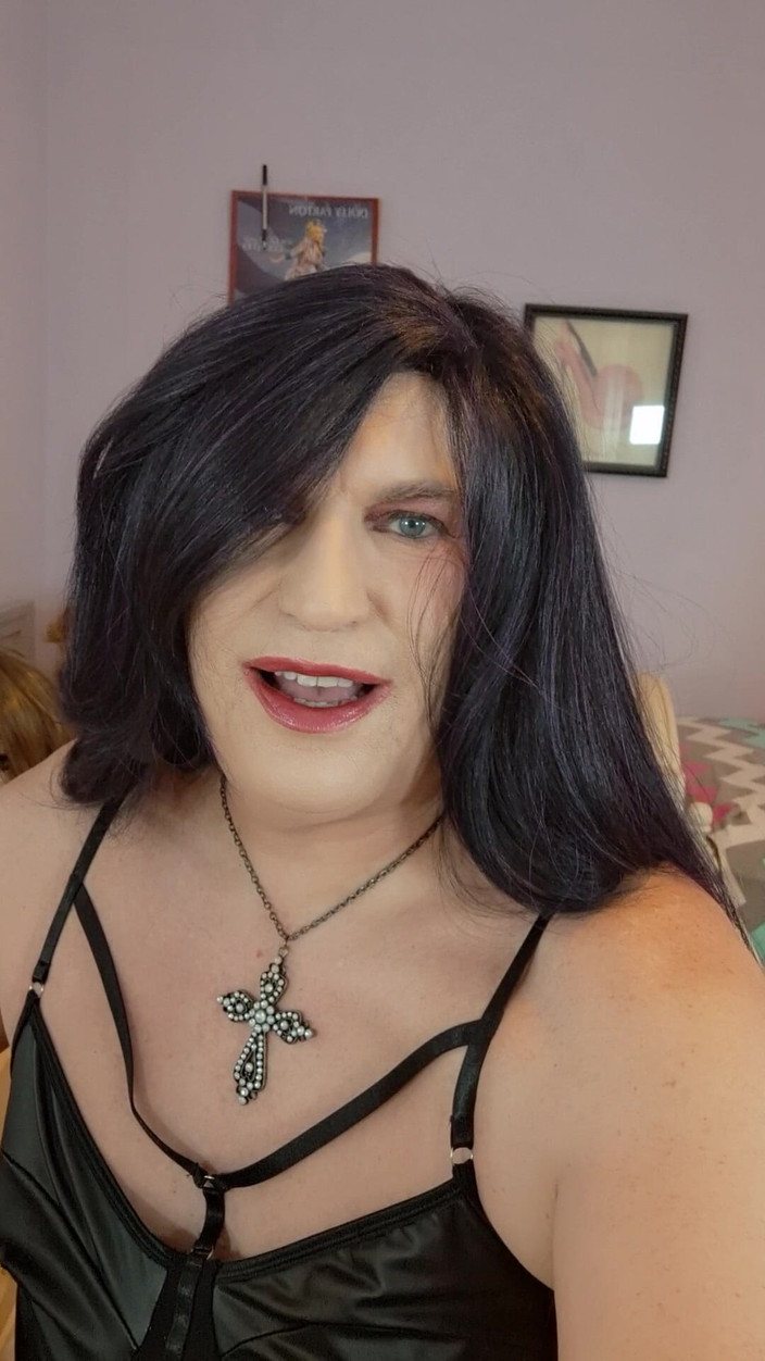 Victoria Lecherri: Pojďme Roztáhnou Nohy Jako Ženy a Lízají Se Navzájem!