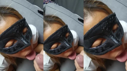 एशियाई छात्रा अपने किराए का भुगतान करती है