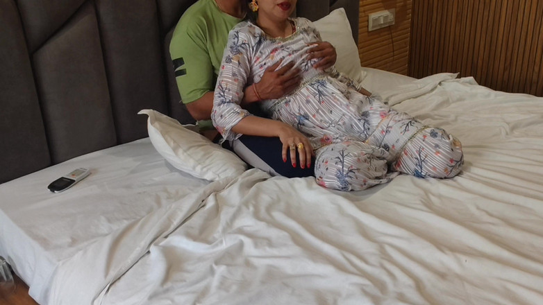 Hornycouple149: La cattiva Saara Bhabhi insegna scopata alla vergine ragazza Devar...