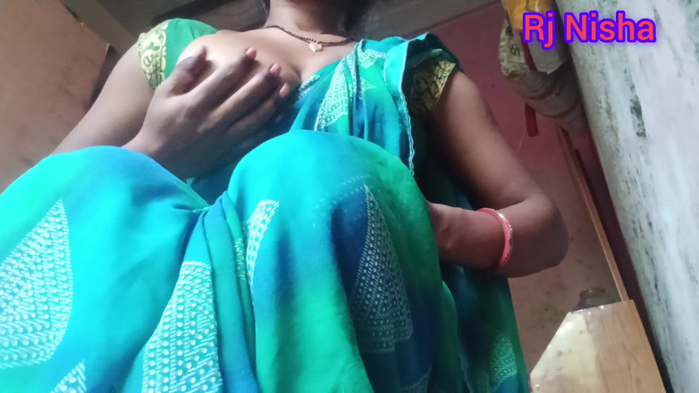 RJ NISHA: Desi 20 anni signora rj Nisha si masturba con due dita
