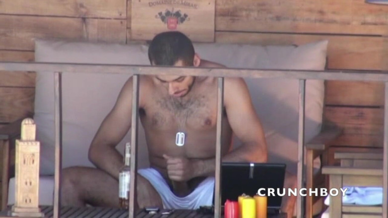 STRAIGHT BOY CURIOUS: Straigthアラブのクマはexhib屋外で彼の巨大なcokcを示しています