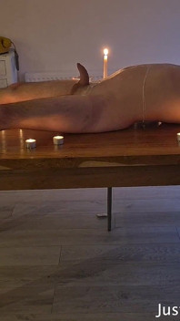 Aan de tafel vastgebonden terwijl meneer hete was over me giet