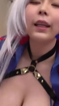 Penggambaran dengan awek Asia bertetek besar dalam cosplay pergi terlalu jauh