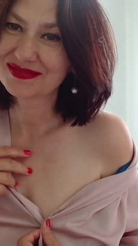 MiLF in calze bianche spinto le mutandine bianche di Lacy nella sua figa pelosa