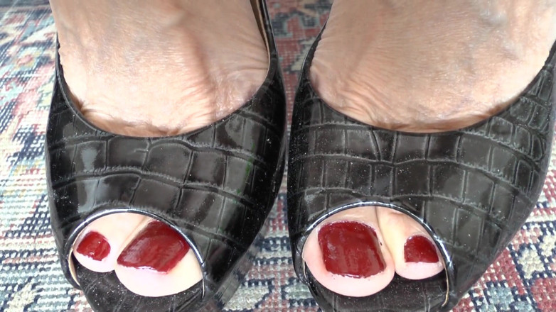 Lady Victoria Valente: High-heel Goddess Shows off Her Sexy Black Peek-toes