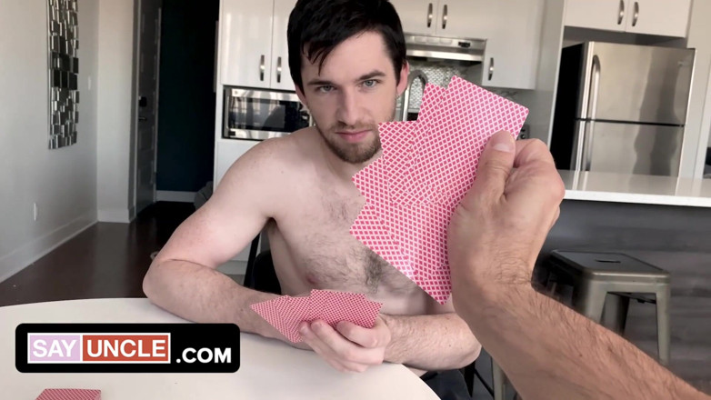 Say Uncle: Anh kế plahys thoát y trò chơi poker cách ly