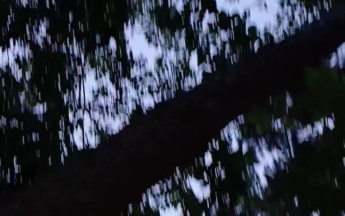 Lesbian-illusion: Elle m’a épinglé contre un arbre dans le parc et gourmandise...