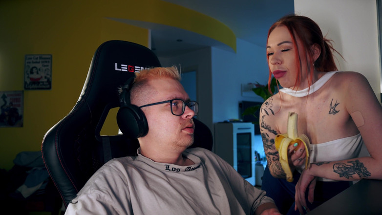 Toma Mur: Stepmom Seduces Stepson Under Desk for Facial While He Games
