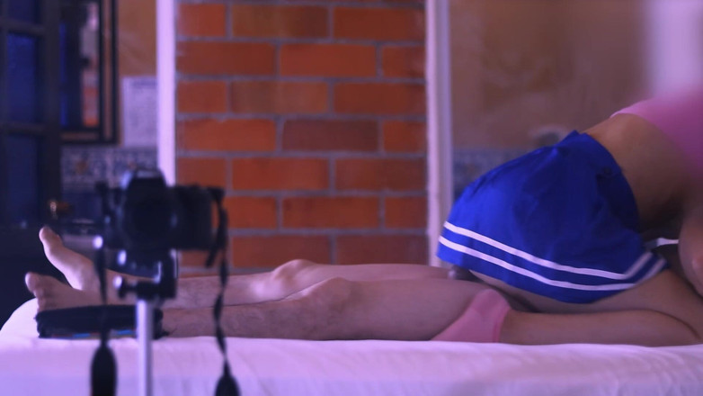 Ellie pink: Teman wanita mengejutkannya dengan sikap dominan, menjadikannya jelas kepadanya malam...