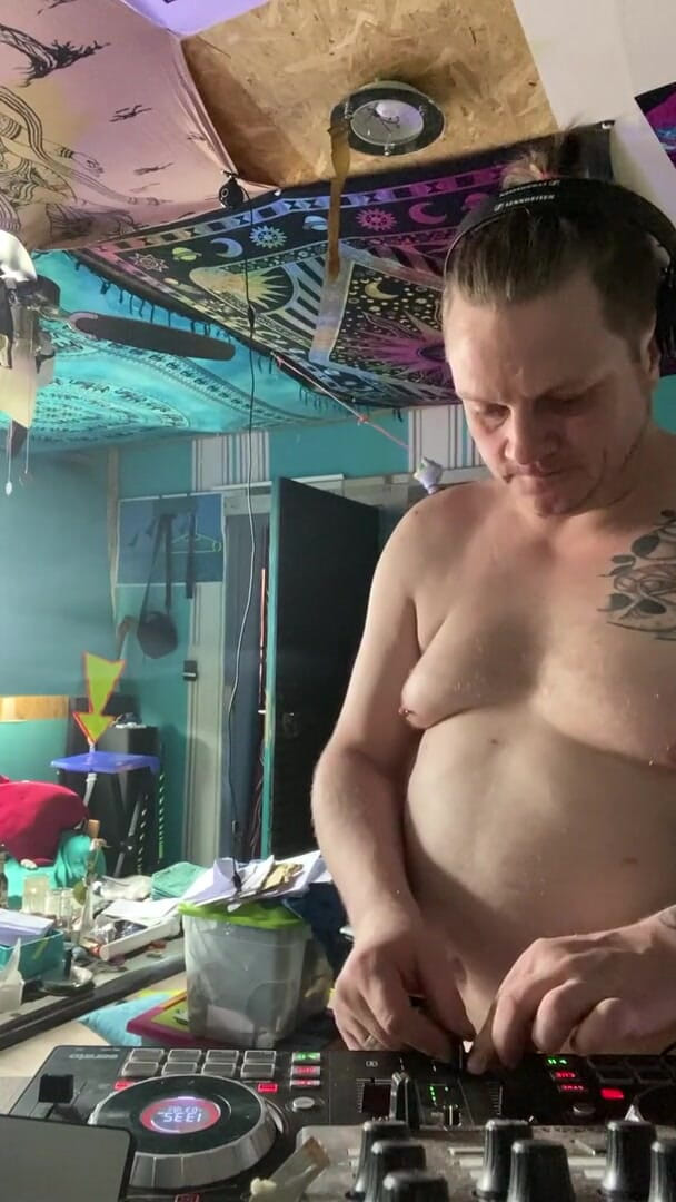 Sexy Amateur Studio: DJ šuká a svléká se necenzurované