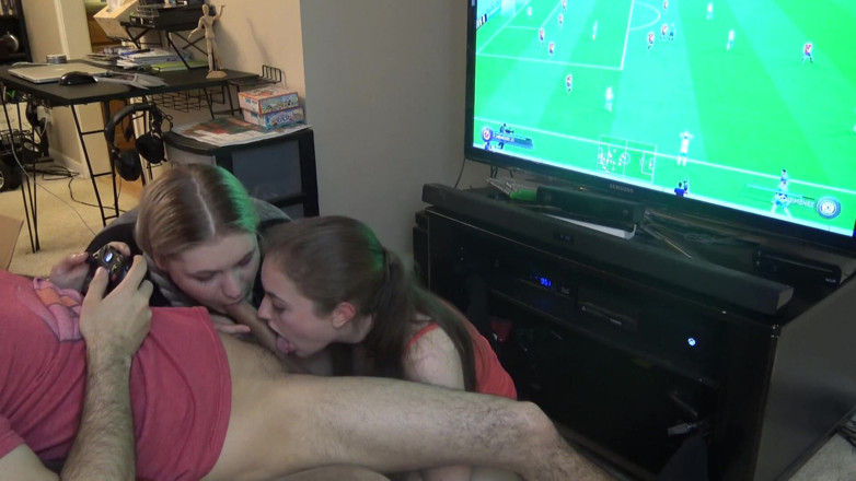 LustfulGeeks: Doble mamada mientras él juega fifa