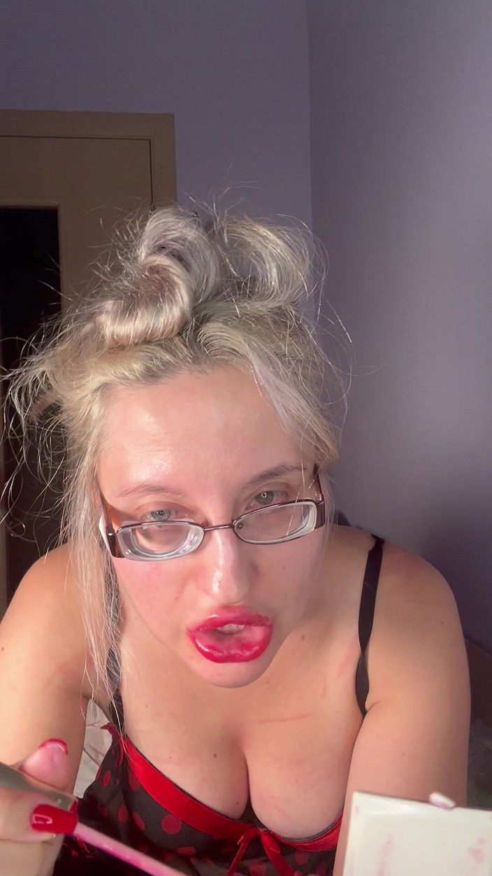 FinDom Goaldigger: Paroháč soukromé uctívání kamery - bohyně v tlustých brýlích, mokrých rtech...