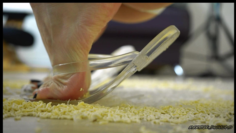 Rarible Diamond: Sexy voeten Ramens verpletterend op duidelijke teenslippers op maat