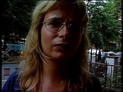 Lucky Cooch: Sexy žena mluví před kamerou