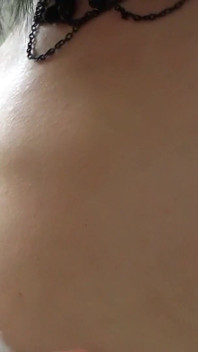 勃起した乳首と尻のプレイ
