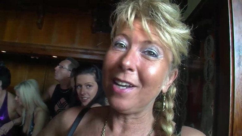 Muschi movie official: Swingers in the pub