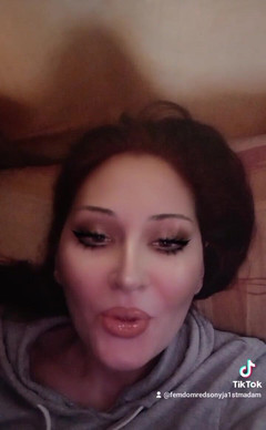 Dominatrix Redsonyja: Z mé postele pro vás, bohyně Červená Sonyja vždy myslí, kdo...