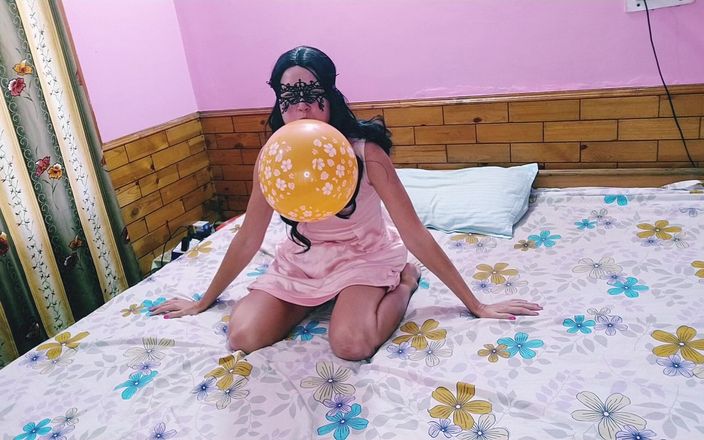 Bolly Karma: 彼女のセクシーな女の充填風船に私のペニスを突き刺したい