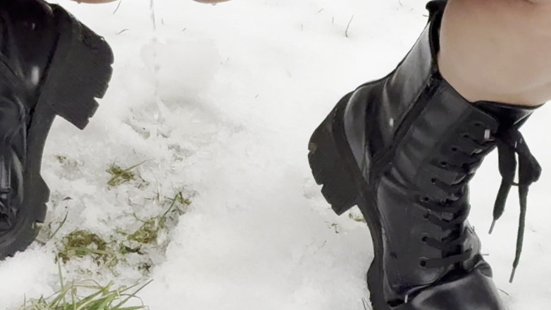 PureVicky66: MILF bertetek besar kencing liar dalam fetish Snowy di luar