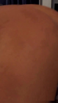 Une voisine chaude vient - ses gros seins me rendent fou