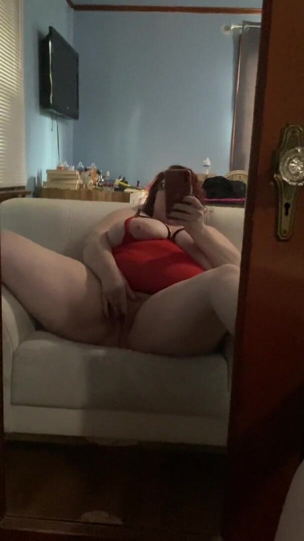Rose Westt Studios: Gordinha chupa e fode vibrador no espelho