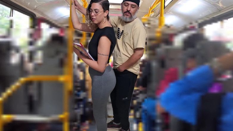 Gabi SweetCouplesStories: Sinh viên dâm đãng được bắn tinh trên xe buýt