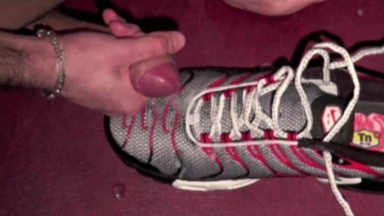 Sneaker Sex Kinky: Alex całkowicie uległ trampkom mistrza Tony'ego