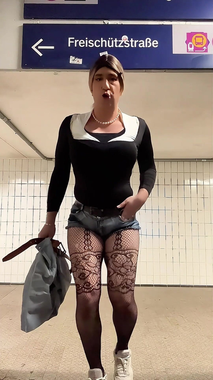 SissyDaniella: Sissy trình bày chiếc váy mới và đi bộ nhỏ ngoài...