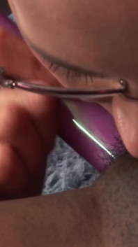 Rondborstige brunette zeept haar lichaam in voordat ze zwarte lesbienne neukt met een voorbinddildo