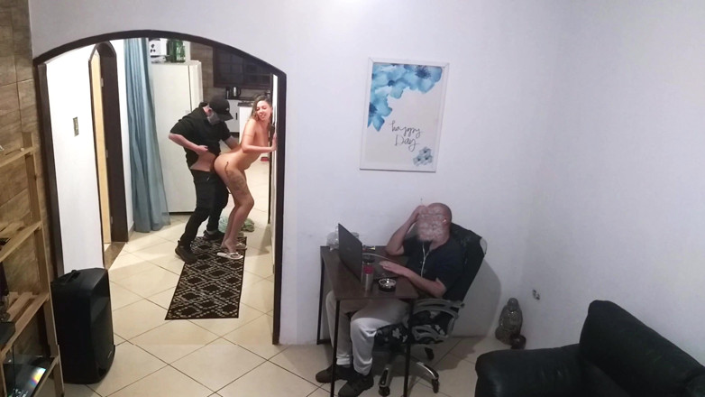 Gabi SweetCouplesStories: În timp ce soțul lucrează, soția într-un prosop îl salută pe băiatul...