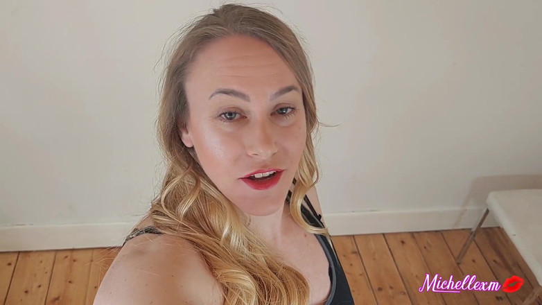 Michellexm: Une fille musclée en POV te soulève par la gorge...