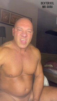 Mr Guru fisiculturista papai amigo Hanjob masturbando vídeo solo