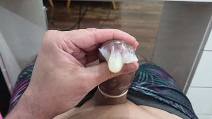 Lkdick8: Het condoom vullen met melk