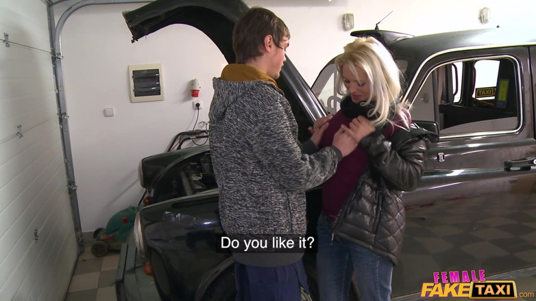 Female Fake Taxi: Kvinnlig falsk taxi - mekaniker ger full sexuell service