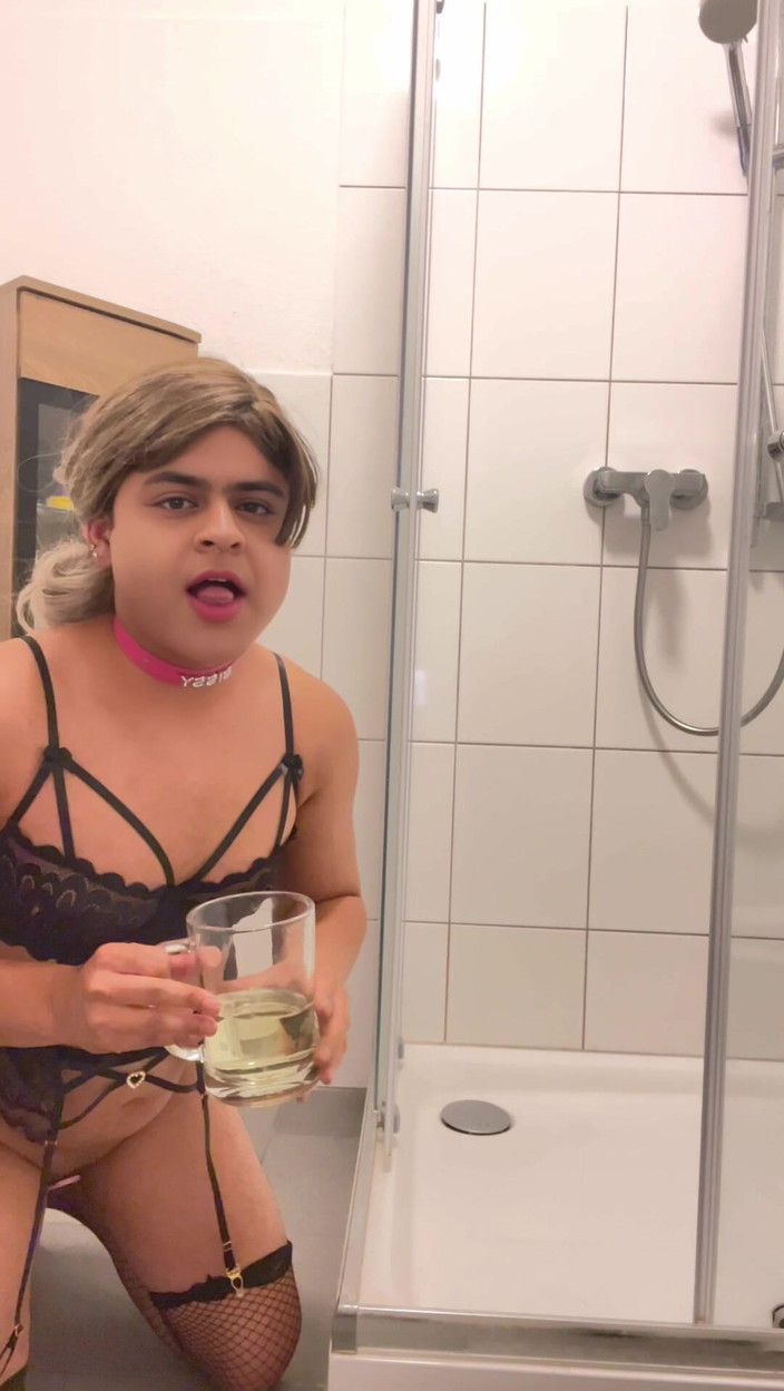 Femme Sandy: Memekku dientot sambil kencing, minum, dan pantatku habis-habisan