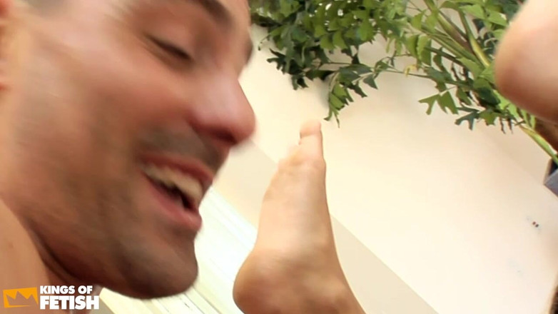 Fixed on Mature: 黑发少女潮吹，而两个男人则给她粗暴双插